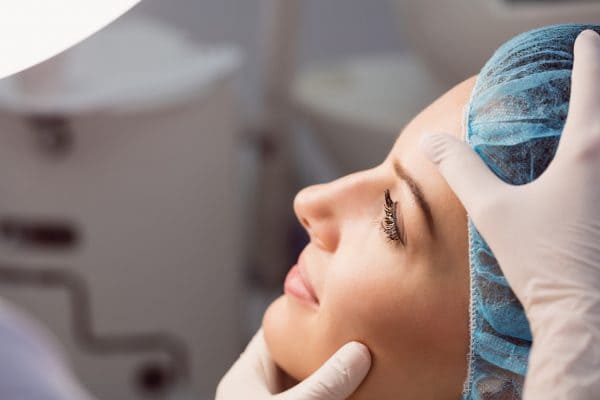 doctor-examinando-cara-mujer-tratamiento-cosmetico-1-scaled-q4t9ynhoah8r2cfk8qydwmmha9d00359sdppmukgbk